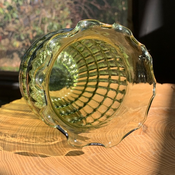 Vintage optical swirl green glass vase - Picture 3 of 4
